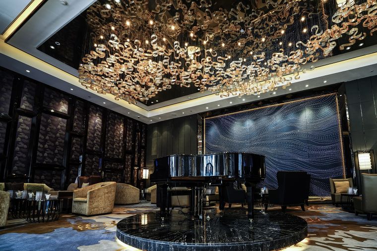 สร้างบรรยากาศหรูระดับ Luxury กับงานฝ้าเพดาน ด้วย Crystal Board รุ่น Mirror ที่สะท้อนเงาสวยงามและปลอดภัยต่อการติดตั้ง ภาพประกอบ