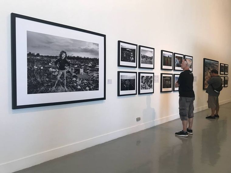 งานพิมพ์ภาพถ่ายบนกระดาษ Premium Lustre Photo โดยศิลปิน Sebastian Copeland​