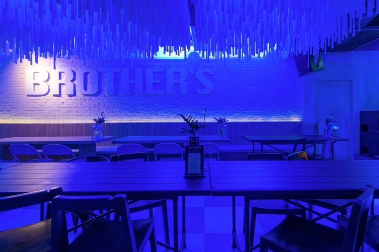 "Brother's Bar & Restaurant" ร้านที่นำเอาจุดเด่นของ Emotional Lighting มาใช้ในการออกแบบแสงให้เข้ากับเสียงเพลง เพื่อสร้างบรรยากาศที่มีเสน่ห์ ภาพประกอบ