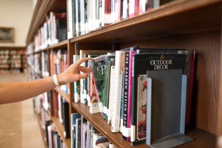 ทำ Shelf วางหนังสือในบ้านของคุณให้สวยงามและแข็งแรงด้วย "ไม้อัดสักธรรมชาติลายภูเขา" ภาพประกอบ