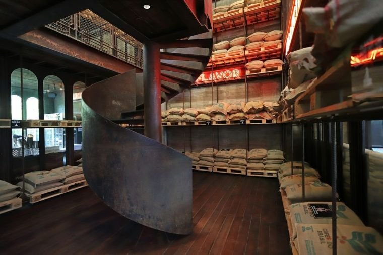 Rolling Roasters ร้านกาแฟในภาพลักษณ์โรงคั่วกาแฟเก่า ที่โดดเด่นทั้งเรื่องของกาแฟและการก่อสร้าง ภาพประกอบ