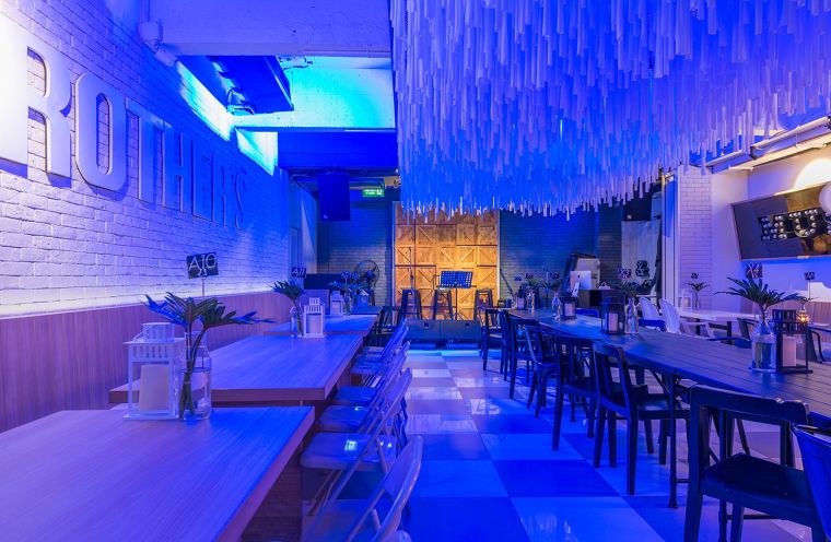 "Brother's Bar & Restaurant" ร้านที่นำเอาจุดเด่นของ Emotional Lighting มาใช้ในการออกแบบแสงให้เข้ากับเสียงเพลง เพื่อสร้างบรรยากาศที่มีเสน่ห์ ภาพประกอบ
