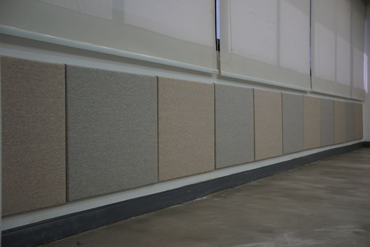 แผ่นซับเสียงหุ้มผ้า (Sound Absorbing) ที่ถูกนำมาตกแต่งผนังในพื้นที่บริเวณชั้น 2
