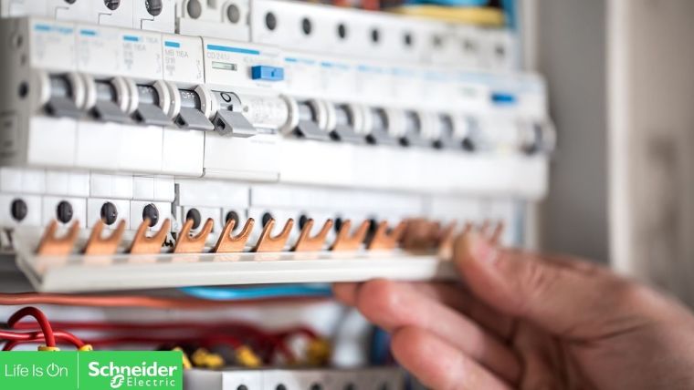 Circuit Breaker "MCCB" จัดการวงจรไฟฟ้าอัตโนมัติ ป้องกันไฟฟ้าลัดวงจร  ภาพประกอบ