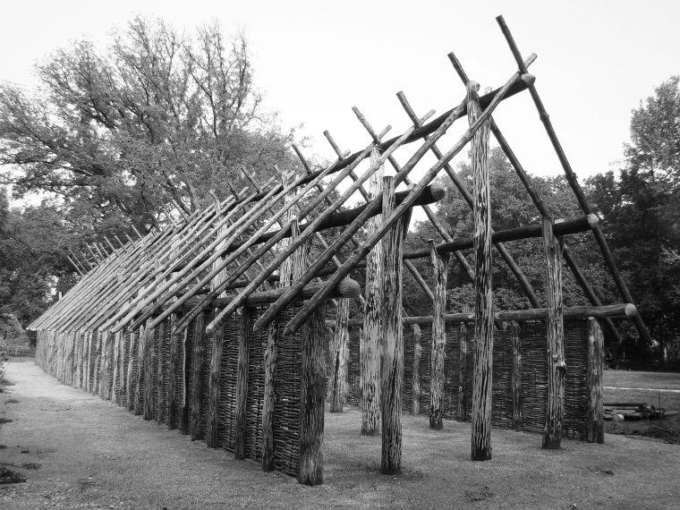 ลักษณะเรือนยาวยุคหินใหม่ หรือ Neolithic Longhouseรูปภาพประกอบจาก&nbsp;exarc.net