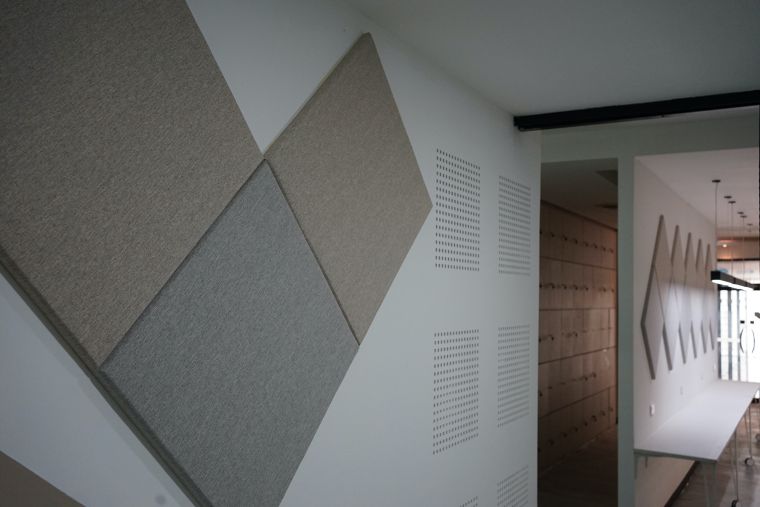 แผ่นซับเสียงหุ้มผ้า (Sound Absorbing) ที่ถูกนำมาตกแต่งผนังในพื้นที่บริเวณชั้น 2
