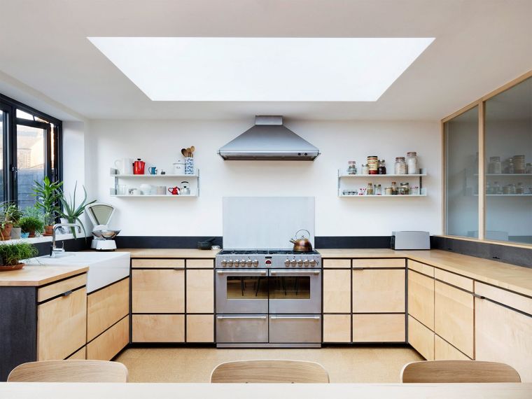 ออกแบบห้องครัวและห้องนั่งเล่นให้สัมผัสถึงความอบอุ่นจากแสงสว่างและวัสดุปูพื้นประเภทไม้คอร์ก ภาพประกอบ