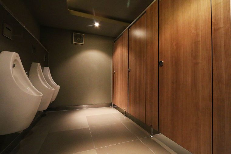 "ผนังกั้นห้องน้ำสำเร็จรูป" โครงสร้างแผ่นไม้ปาร์ติเคิลบอร์ด ปิดขอบแผ่นผนังป้องกันการหลุดร่อน สามารถป้องกันน้ำซึมได้เป็นอย่างดี  ภาพประกอบ