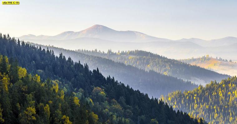 วอลเปเปอร์ภาพพาโนรามาพระอาทิตย์ขึ้นที่ยอดเขา Cerpathian
