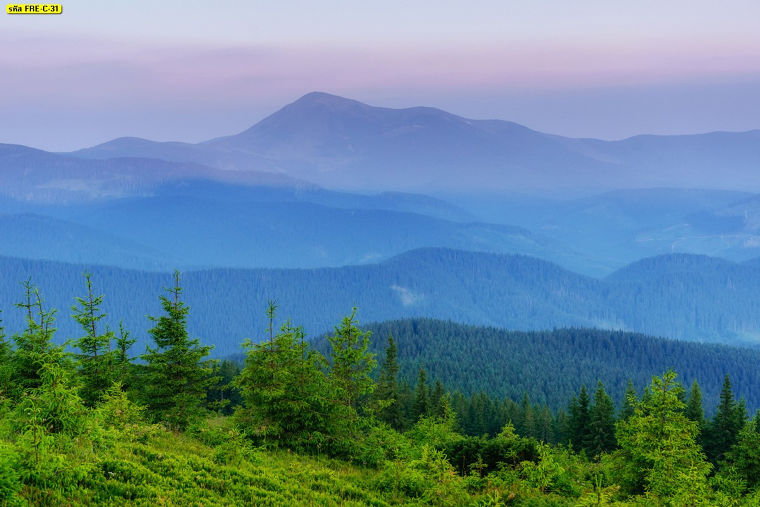 วอลเปเปอร์พระอาทิตย์ตกที่สวยงามในเทือกเขา Carpathian ประเทศยูเครน
