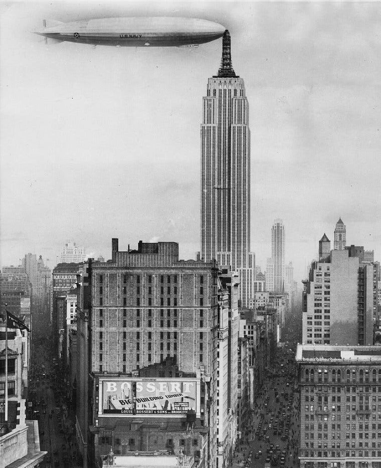 The famous photo of the dirigible Los Angeles docking at the Empire State Building is a fake, although there were vague plans for an airship station. Keith de Lellis Gallery

รูปภาพประกอบจาก&nbsp;www.nytimes.com
