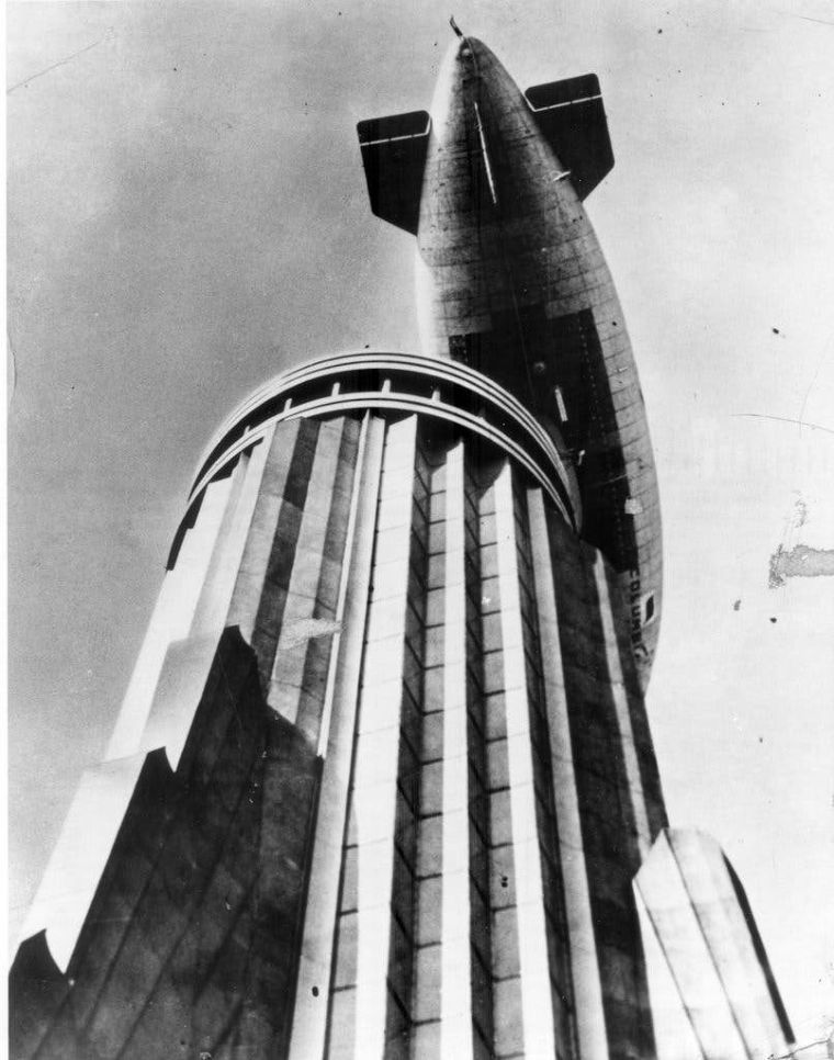 The dirigible “Columbia,” flying over the the mast of the Empire State Building.

รูปภาพประกอบจาก&nbsp;www.nytimes.com
