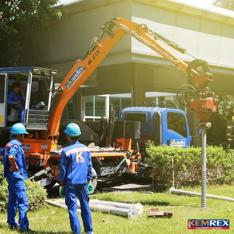 "เข็มเหล็ก" ระบบงานฐานรากยุคใหม่ ที่ไม่จำเป็นต้องเปิดหน้าดิน หรือ เข้าแบบหล่อปูนในขั้นตอนการติดตั้ง ช่วยประหยัดเวลาได้มากขึ้น ภาพประกอบ