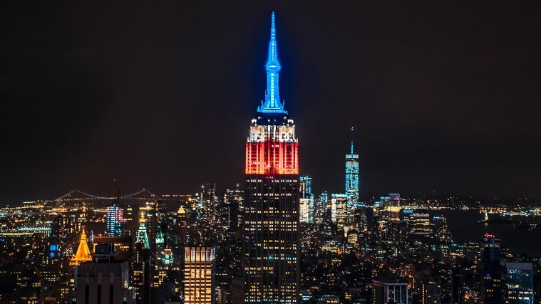 ยอดอาคารและเสาอากาศของตึก&nbsp;Empire State ในปัจจุบัน ที่มีการจัด Lighting Design อย่างงดงาม โดยจะเปลี่ยนสีไฟไปตามเหตุการณ์วาระสำคัญต่างๆของโลก

รูปภาพประกอบจาก www.edition.cnn.com
