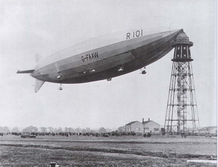 The R-101 moored here was the largest craft in the world (until the Hindenburg) and crashed on her maiden voyage, killing 48 out of 54 onboard. The crash effectively ended the nascent British airship program.

รูปภาพประกอบจาก&nbsp;www.rarehistoricalphotos.com
