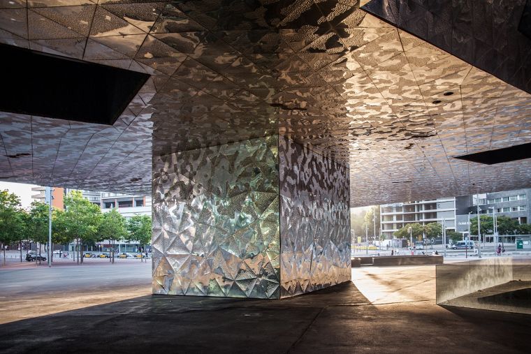 Project:&nbsp;Museu Blau

Type: Museum

Architect:&nbsp;Herzog & de Meuron

Photographer:&nbsp;Denis Esakov

Website:&nbsp;Archdaily
