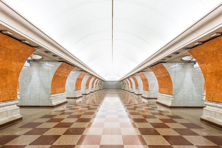 Park Pobedy Metro Stationเปิดใช้เมื่อ&nbsp;06-05-2003&nbsp;เป็นสถานีที่ลึกที่สุดคือลึก&nbsp;73.6&nbsp;เมตร และมีบันไดเลื่อนที่ยาวที่สุดของรถไฟใต้ดินในกรุงมอสโก คือ&nbsp;126&nbsp;เมตร สถานีนี้มีการตกแต่งด้วยโมเสกเกี่ยวกับประวัติสงคราม&nbsp;Patriotic War&nbsp;ตัวโถงใหญ่มีเสาและผนังที่ประดับด้วยหินอ่อนสีขาวและสีน้ำตาล