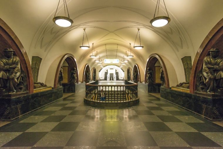 Ploshchad Revolyutsii Metro Startionสถานี&nbsp;Ploschad Revolyutsii (Пло́щадь Револю́ции) Line3-DarkBlue&nbsp;เปิดใช้เมื่อ&nbsp;13-03-1938&nbsp;โดยการออกแบบของ&nbsp;Dushkin&nbsp;สถานีนี้ตกแต่งด้วยรูปปั้นหินอ่อนอาร์เมเนียจำนวน&nbsp;76&nbsp;ชิ้นที่ประดับตลอดแนวทางเดินที่ชานชาลา บางชิ้นจะมีคนมาลูบจนมันวับโดยเชื่อว่าจะทำให้โชคดี