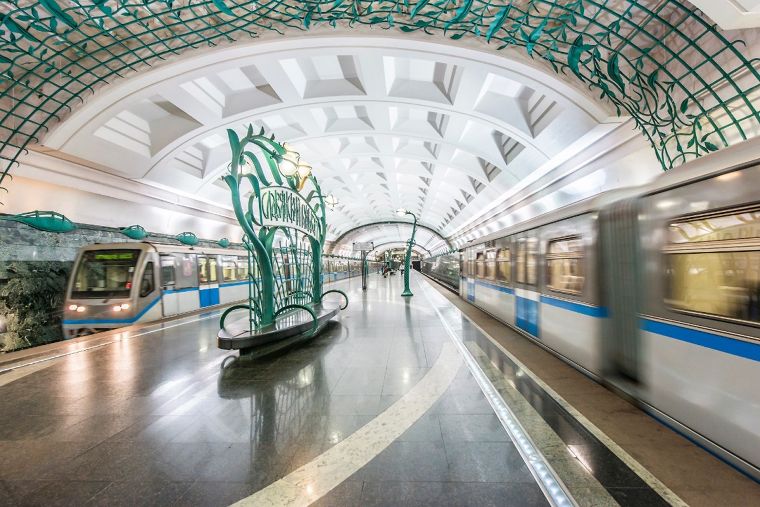 Slavyanskiy Bulvar Metro Stationสถานีนี่เป็นสถานีนึงที่เราชอบมากๆ เพราะออกแบบเหมือนเราหลุดอยู่ในโลกของอนาคตอะไรแบบนั้น สถานีกว้างใหญ่ สถานที่แห่งนี้ออกแบบโดย สถาปนิก&nbsp;S.Volovich&nbsp;ภายในผนังจะเป็นหินสีเขียวซึ่งเป็นหินอ่อนจากคิวบา&nbsp;“เวิร์ดกัวเตมาลา”&nbsp;และมีหินอ่อน ซึ่งเมื่อกระทบกับแสงไฟแล้ว จะมีแสงสว่างที่สะท้อนกลับมา สวยงามมากครับ