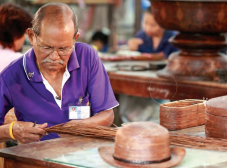 ครูศิลปาชีพผู้สืบสานงานสอดยานลิเภาอันทรงคุณค่า “ครูเผือน คงเอียง” ภาพประกอบ