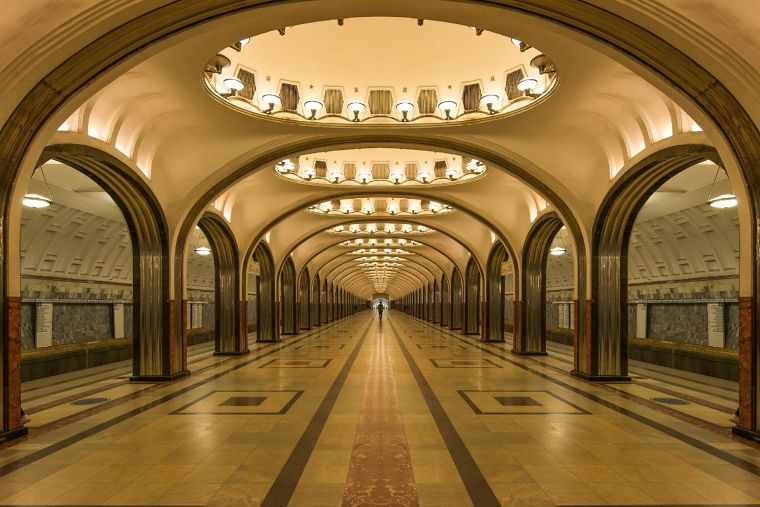 Mayakovskaya Metro Stationถือเป็นหนึ่งในสถานีที่สวยที่สุดในโลก เคยได้รับรางวัน&nbsp;The Grand prize winner at the 1938 World’s Fair&nbsp;ใน&nbsp;New York&nbsp;มาแล้ว บนเพดานจะประดับด้วยภาพโมเสค ที่สือถึงอนาคตที่สดใสของสหภาพโซเวียด เป็นฝืมือของ&nbsp;Alexander Deyneka