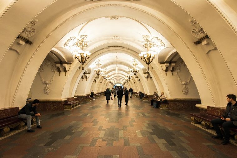 Arbatskaya Metro Stationสถานี&nbsp;Arbatskaya (Арба́тская)&nbsp;สถานีนี้สร้างขึ้นเพื่อใช้เป็นบังเกอร์หลบภัย เปิดใช้เมื่อ&nbsp;05-04-1953&nbsp;เป็นสถานีรถไฟใต้ดินที่ใหญ่เป็นอันดับที่&nbsp;2&nbsp;ของมอสโก มีชานชาลายาว&nbsp;250&nbsp;เมตร ลึก&nbsp;41&nbsp;เมตร โดดเด่นด้วยลายปูนปั้นและโคมไฟ เป็นสถานีใหญ่ผู้คนคับคั่งตลอด เนื่องจากมีการเชื่อมต่อเมโทรถึง&nbsp;4&nbsp;สาย หลังจากสตาลินเสียชีวิตลง&nbsp;1&nbsp;เดือน ก็ได้รับการเชิดชูให้เป็นสถานีที่มีเอกลักษณ์การออกแบบในสไตล์&nbsp;Stalinist Baroque&nbsp;ที่สมบูรณ์แบบ