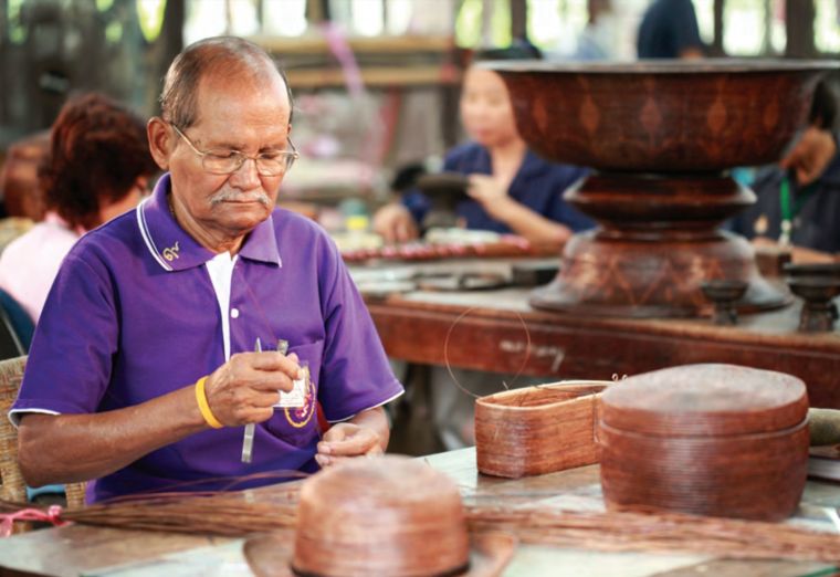 ครูศิลปาชีพผู้สืบสานงานสอดยานลิเภาอันทรงคุณค่า “ครูเผือน คงเอียง” ภาพประกอบ