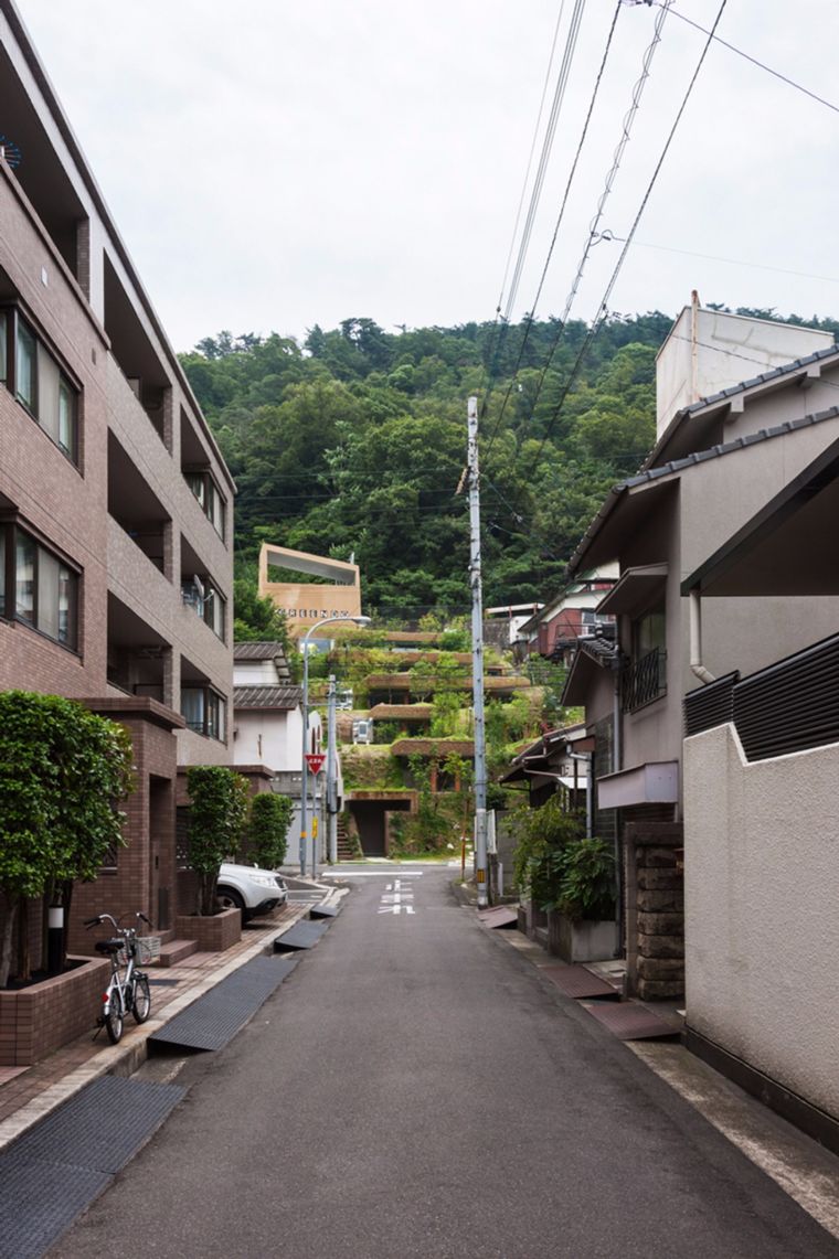 บ้านฮอบบิท Greendo Apartment ที่พักสุดชิคในประเทศญี่ปุ่น สถาปัตยกรรมที่ปกคลุมด้วยธรรมชาติ ! ภาพประกอบ