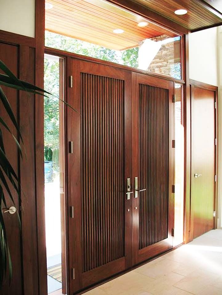 เพิ่มความเป็น tropical สไตล์ไทย ด้วยการเลือกใช้ประตูไม้สีเข้ม