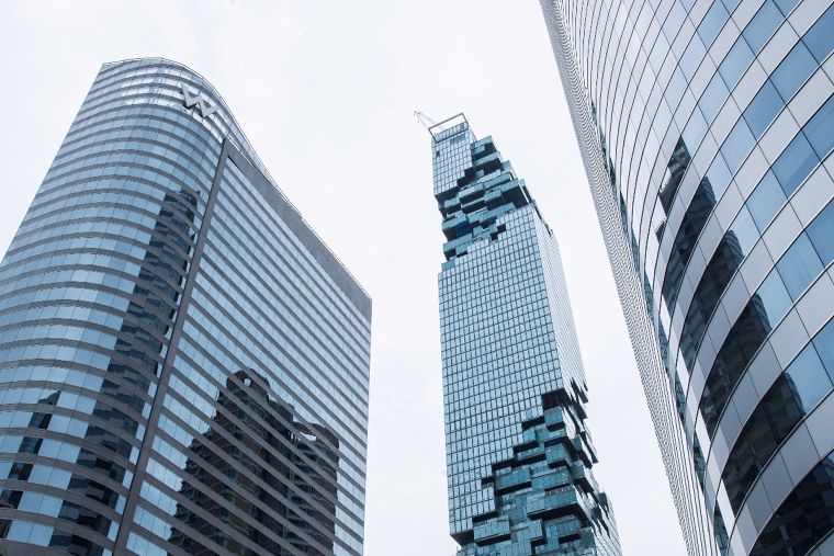 Project :&nbsp;Mahanakhon Bangkok Risingคอนเซนป์การออกแบบตึกนั้นคือ ไวรัสคอมพิวเตอร์ที่กินภาพแบบ pixel (pixilated) แนวดิจิตอลและคว้านกรอบรอบอาคารออก เป็นเกลียวขึ้นไปจนถึงชั้นบนสุด&nbsp;