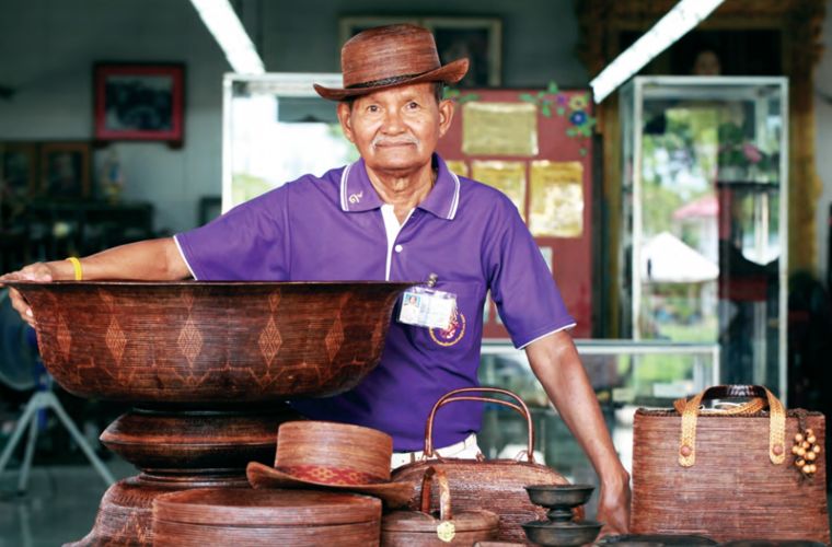 ครูศิลปาชีพผู้สืบสานงานสอดยานลิเภาอันทรงคุณค่า “ครูเผือน คงเอียง” ภาพประกอบ