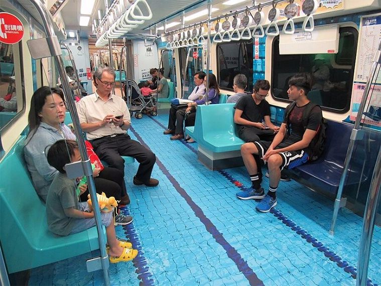 “ไต้หวัน” เนรมิตพื้นของรถไฟใต้ดิน ให้เป็นลานกีฬาสุดสร้างสรรค์ ต้อนรับงานกีฬามหาวิทยาลัยโลกปี 2017 !! ภาพประกอบ