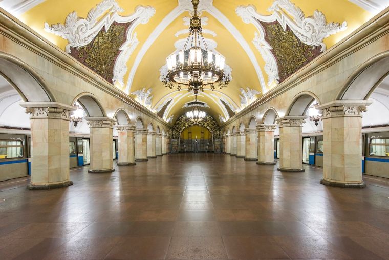 Komsomolskaya Metro Stationมีความลึก&nbsp;37&nbsp;เมตร เชื่อมต่อกับสถานีชื่อเดียวกันแต่เป็นสายสีแดง ออกแบบโดย&nbsp;Aleksey Shchusev&nbsp;และได้ร้บรางวัล&nbsp;New York World’s Fair&nbsp;ที่โถงกลางประดับด้วยโคมไฟขนาดใหญ่ บนเพดานเรียงร้อยเรื่องราวด้วยการนำหินสีต่างๆ มาประดับอย่างสวยงาม เป็นสถานีที่ไกด์มักจะพาลูกทัวร์มาเยี่ยมชม โดยเป็นสถานีที่เชื่อมต่อกับสถานีรถไฟถึง&nbsp;3&nbsp;แห่ง คือ&nbsp;Leningradsky Rail Terminal, Yaroslavsky Rail Terminal&nbsp;และ&nbsp;Kazansky Rail Terminal&nbsp;จึงทำให้สถานีนี้เป็นสถานีที่มีคนใช้บริการมากที่สุดสถานีหนึ่ง โดยสถาปนิกสถานีนี้&nbsp;А.Shchusev&nbsp;และ&nbsp;P.Korin&nbsp;ได้รับรางวัล&nbsp;State Prize of the USSR&nbsp;ในปี&nbsp;1951